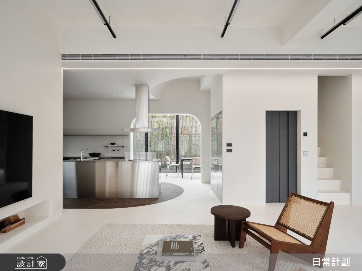 愛上白淨無暇的透天別墅！開放中島廚房、日光下用餐、療癒窗景和更衣室...