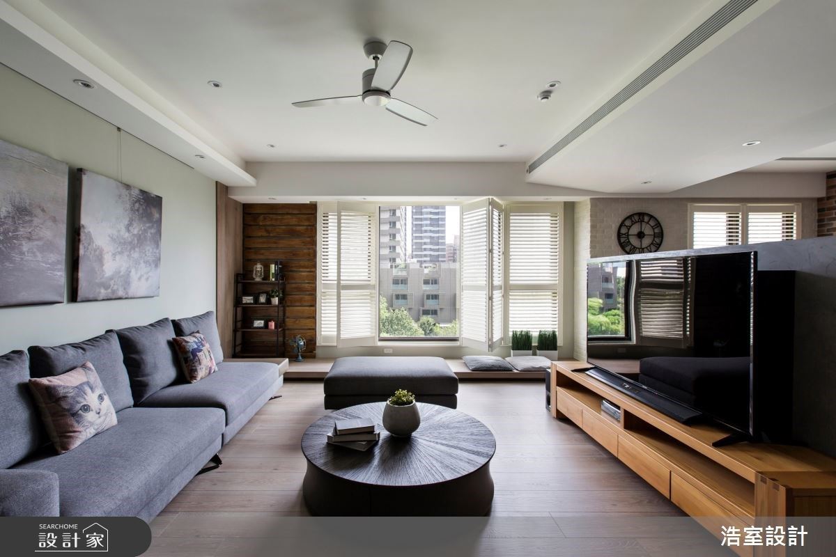 大百葉窗內的現代風生活！超長臥榻、矮電視牆讓空間放輕鬆