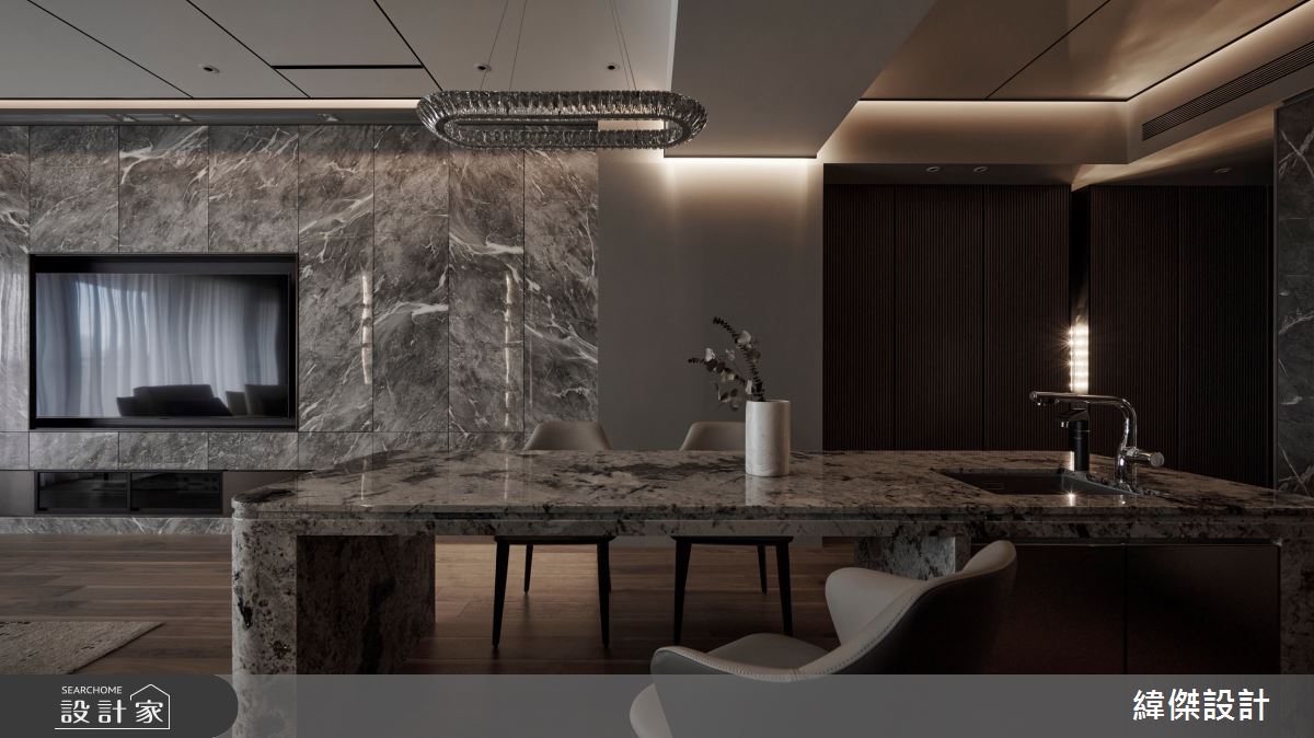 以石材演繹30坪現代風小豪宅的人文暖度，中島與餐桌結合放大空間氣勢