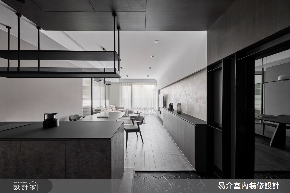 灰、白與木質奠定沉靜氛圍，透過開放式設計與彈性隔間打開舒服聚會新生活