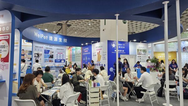 貓狗吃得口沫橫飛！這款寵物保健品新劑型讓生技展攤位圍滿人潮