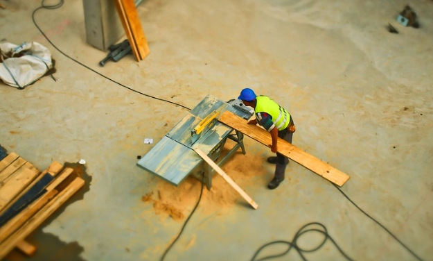 學徒「工地吃早餐」被狂電！統包董仔一看臉綠 師傅慘踢鐵板