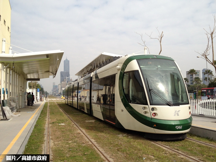 高雄輕軌路線遭抗議 民眾高舉白布條