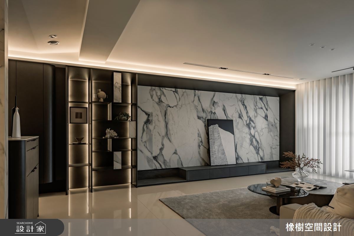 漫步50坪黑白系現代豪宅! 玻璃磚與幾何造型燈，享受光影虛實的幽微魅力！