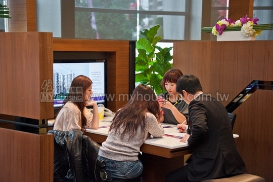 房市擺兩邊　選舉放中間　去年12月住展風向球又亮藍燈