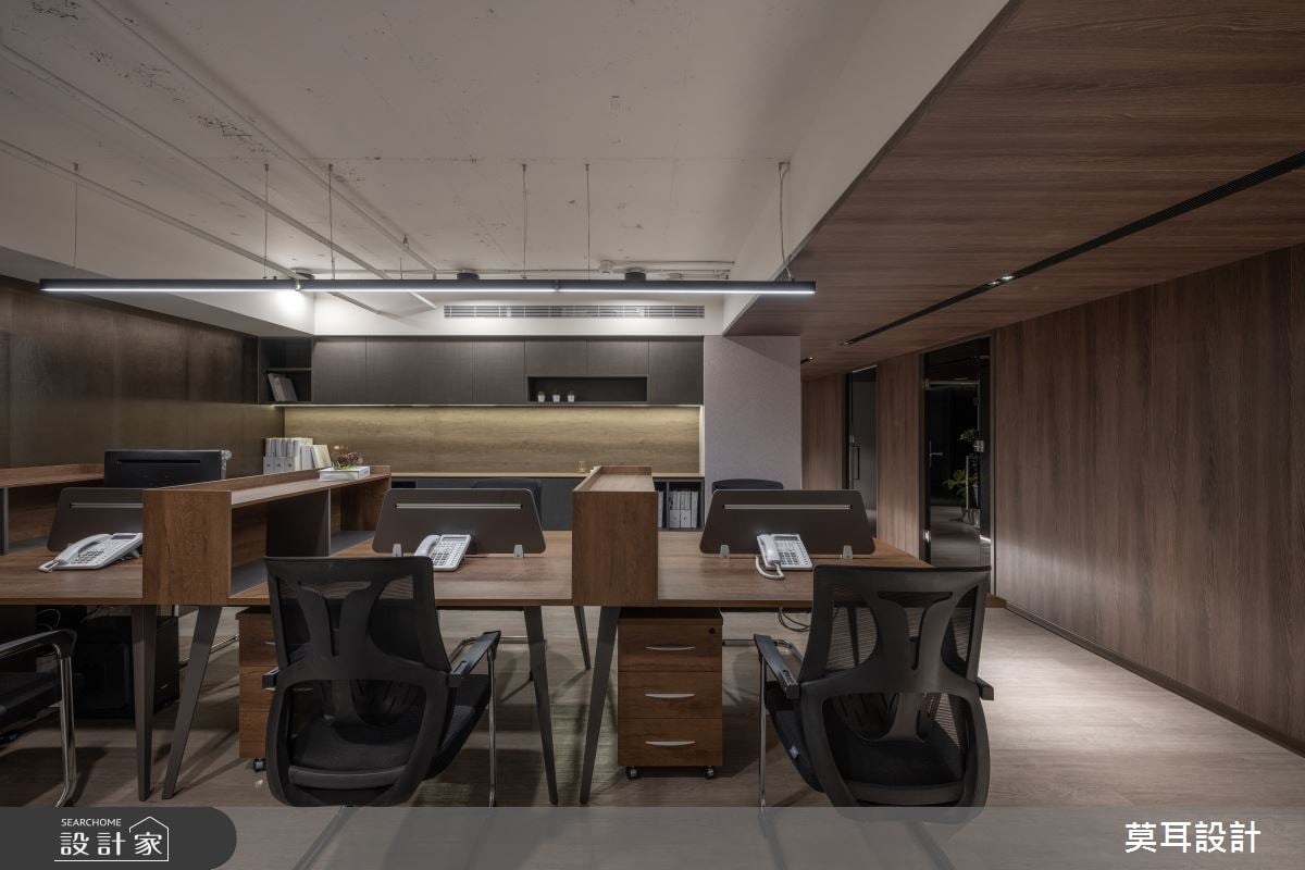 老屋翻轉現代風法律事務所！自然元素營造安定辦公氛圍，灰與木質體現溫...