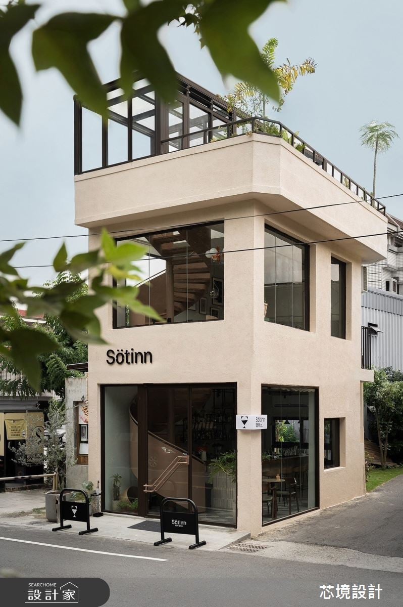 〔開箱影片〕70年老屋翻新，變身工業風咖啡店，奶茶色外觀與旋轉樓梯，...