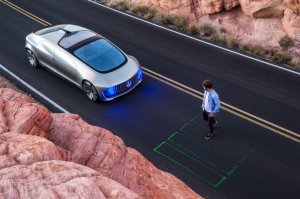 谷歌、蘋果步步進逼　直擊賓士研發基地