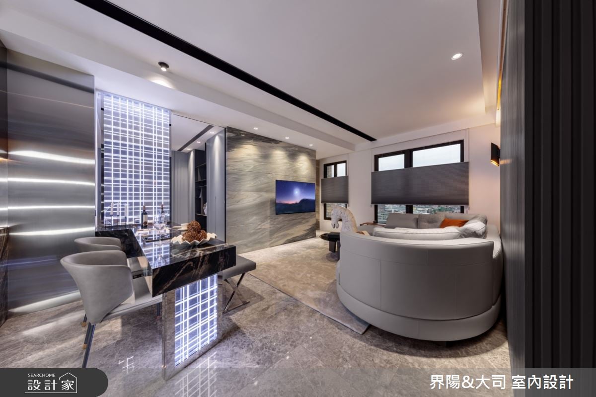 前進科技感現代風宅邸！不鏽鋼與燈帶交織前衛風尚，石材與展示櫃烘托人...