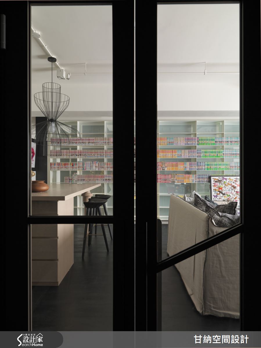 在 30 坪漫遊世界  用書牆收藏我們的成長回憶