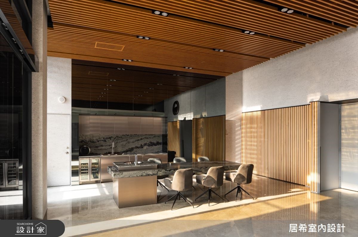 釋放格局視野！以木格柵與鏡面、石材俐落交織，打造時尚簡約風辦公室