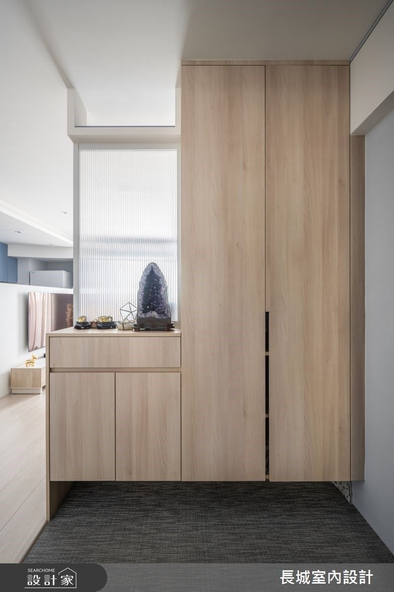 〔開箱影片〕大齡老屋回春記！開放式廳區+半高電視牆，打造新婚小夫妻的...