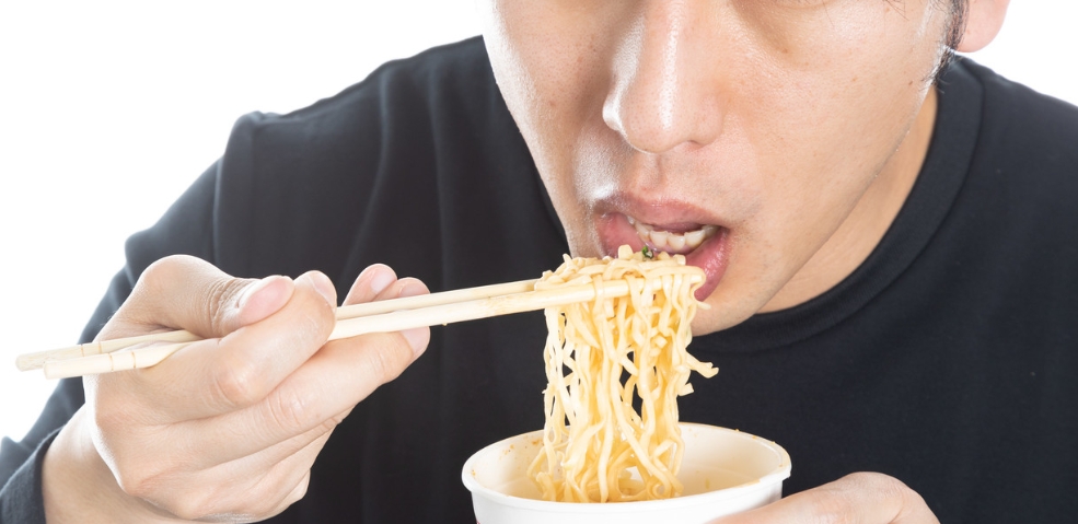 男大生啃饅頭度日 申請清寒被拒超崩潰：以為家裡很窮！