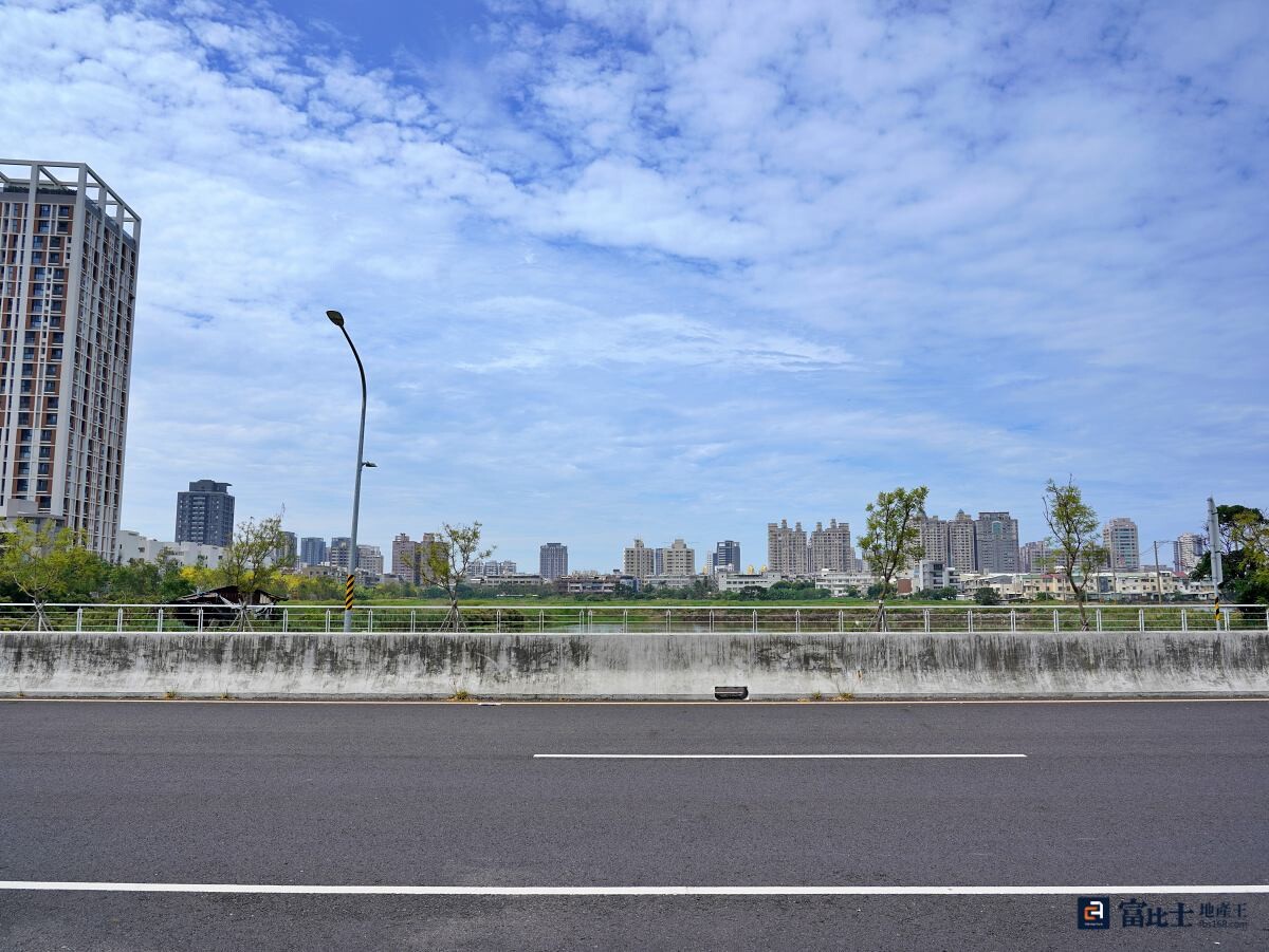 魚塭變黃金,過去九份子、商60都是相似的土地重劃案例,而下一個黃金則有可能為台南科技產業專區。(圖/記者蘇茵慧) 魚塭變黃金,過去九份子、商60都是相似的土地重劃案例,而下一個黃金則有可能為台南科技產業專區。(圖/記者蘇茵慧)