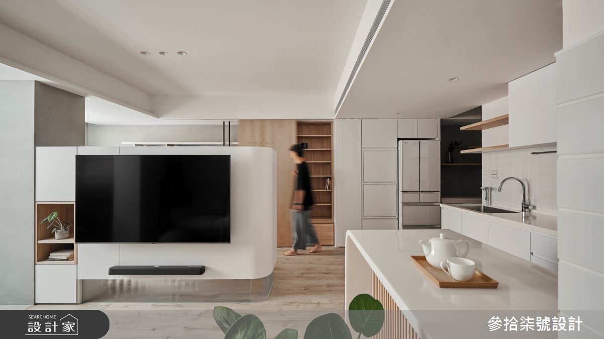 老屋翻轉日式無印宅！半高電視牆與中島吧檯，梳理盈滿機能的舒適場域