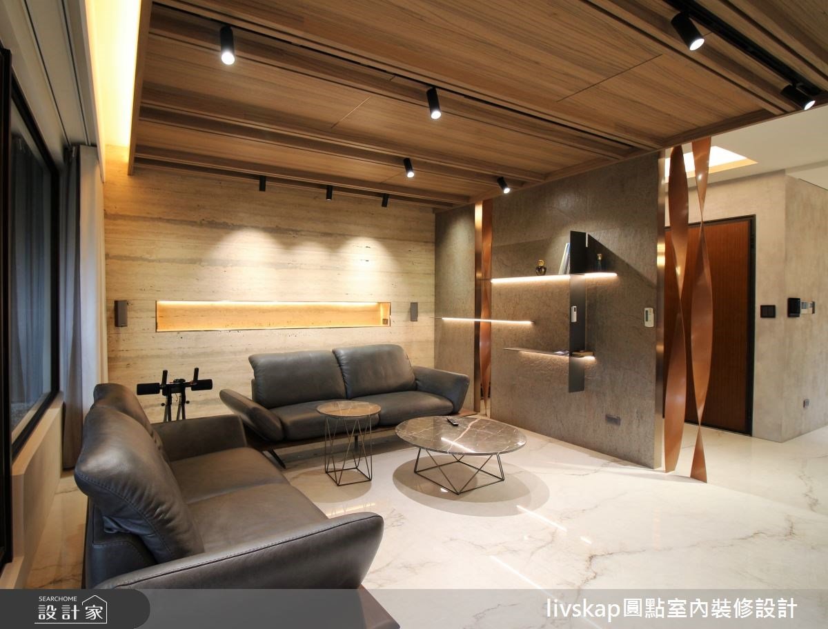 自然景觀開闊多面視野，揉合石材、木皮與鍍鈦展現雍容大器的67坪療癒系...