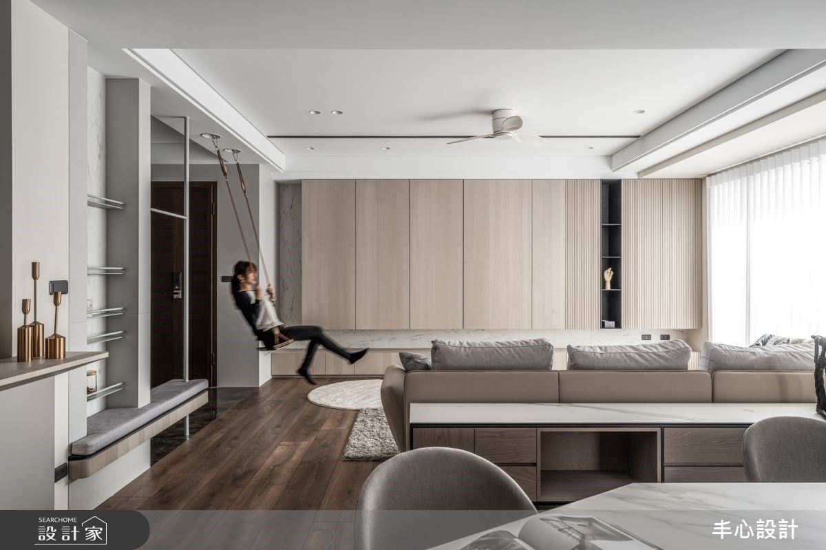 玄關盪鞦韆、隱藏電視，不出門也能在簡約風宅玩耍