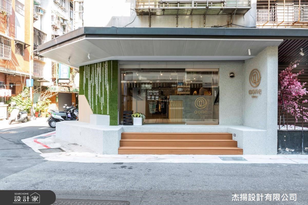 綠意植栽牆、自然木質調，想像得出來的美味健康！舒適愜意的健身便當餐...