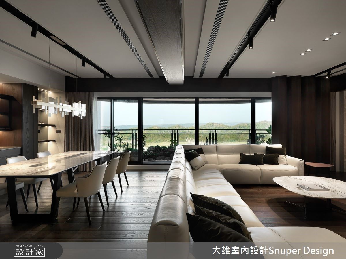 交融都市與地景風光！木質、石材在流暢動線下層層堆疊，構築大器雋永的...