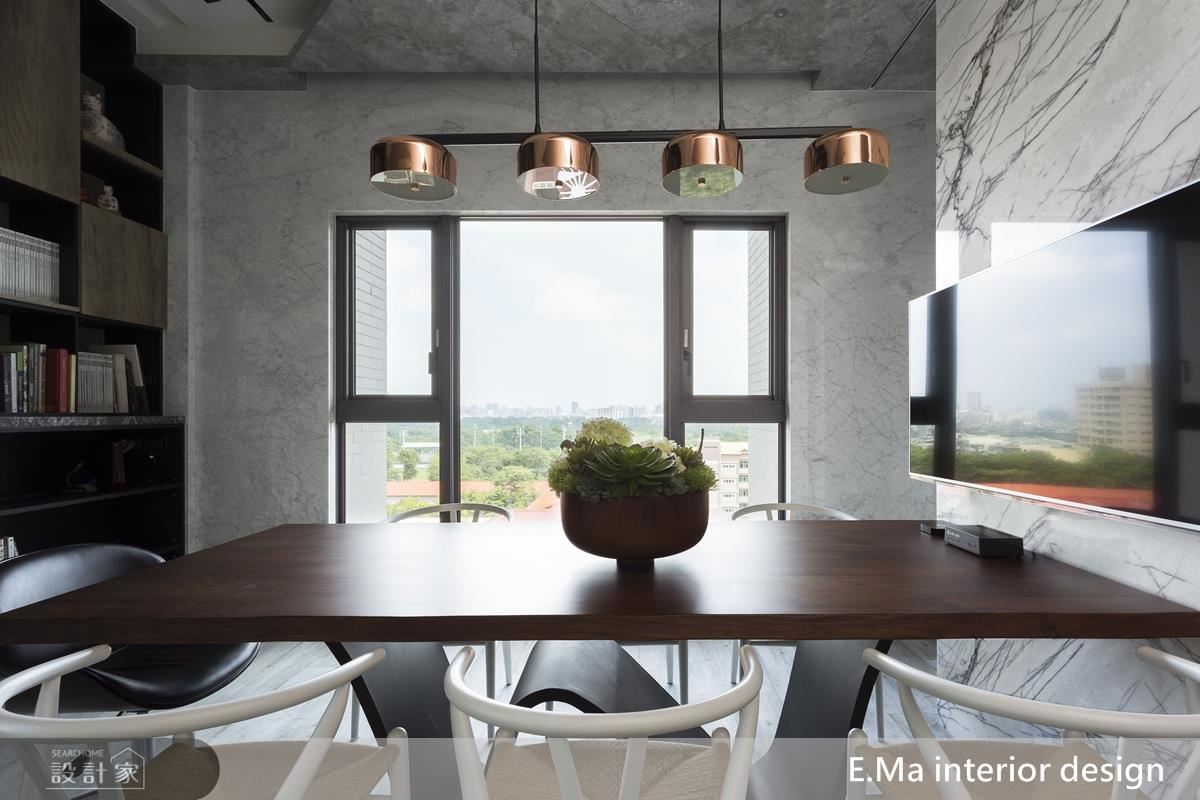 一整個天花都是貓跳台，大開格局的辦公空間