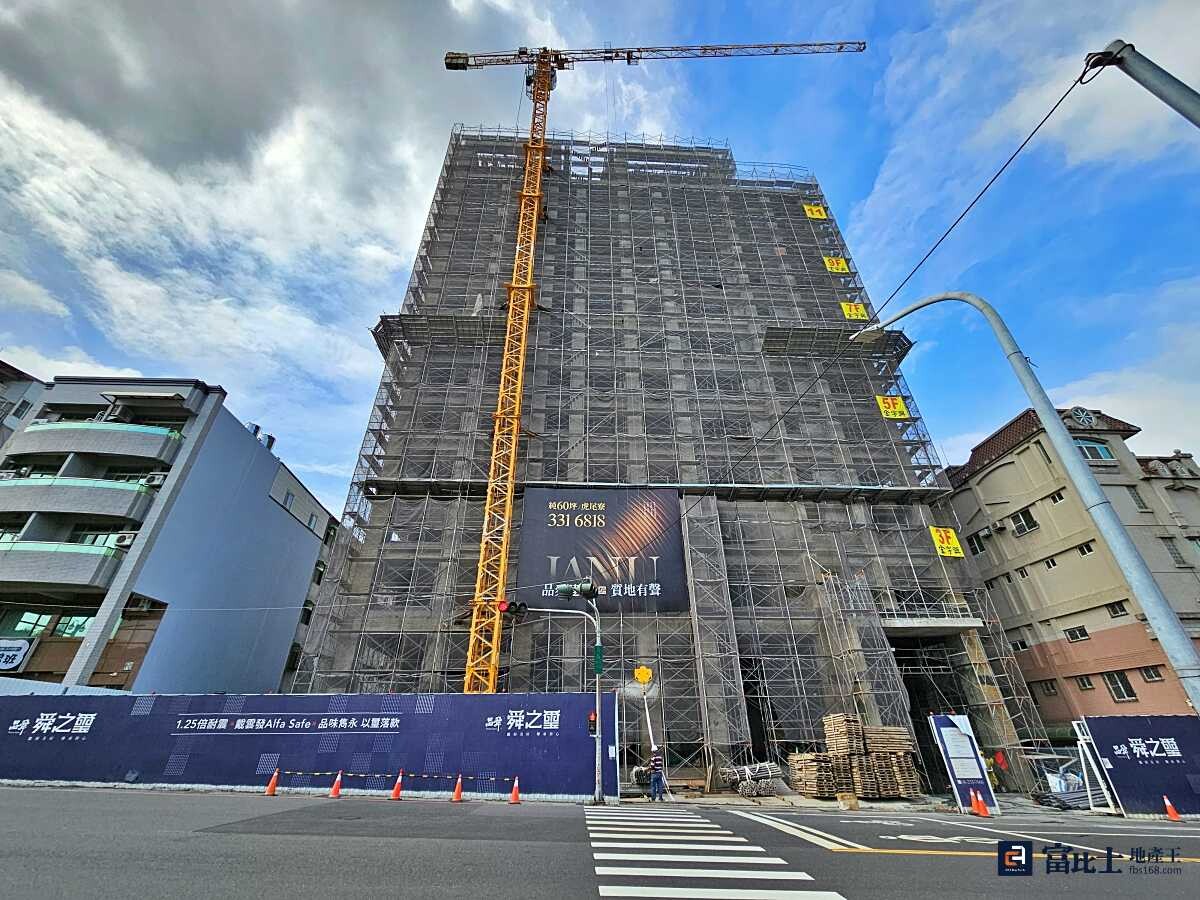 「舜之璽」正對學校享永久棟距，一層三戶，戶戶邊間。（圖／記者蘇茵慧）