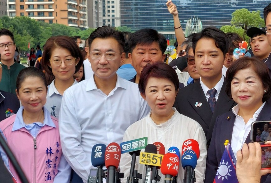 中市國慶升旗2.3萬人同歡、紀念物秒殺  盧秀燕：台中建設豐收年