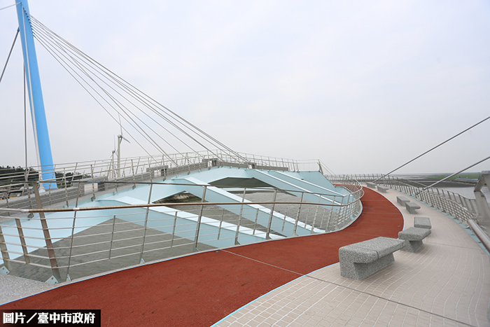 台中新景點！　高美景觀橋登場