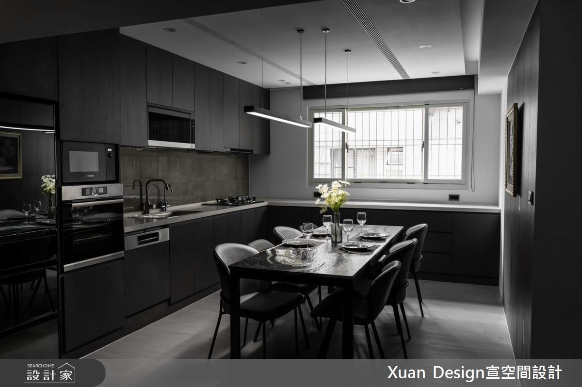 黑白現代風改造40年老屋！開放式餐廚、星空視聽室，為三口之家描繪夢想日常