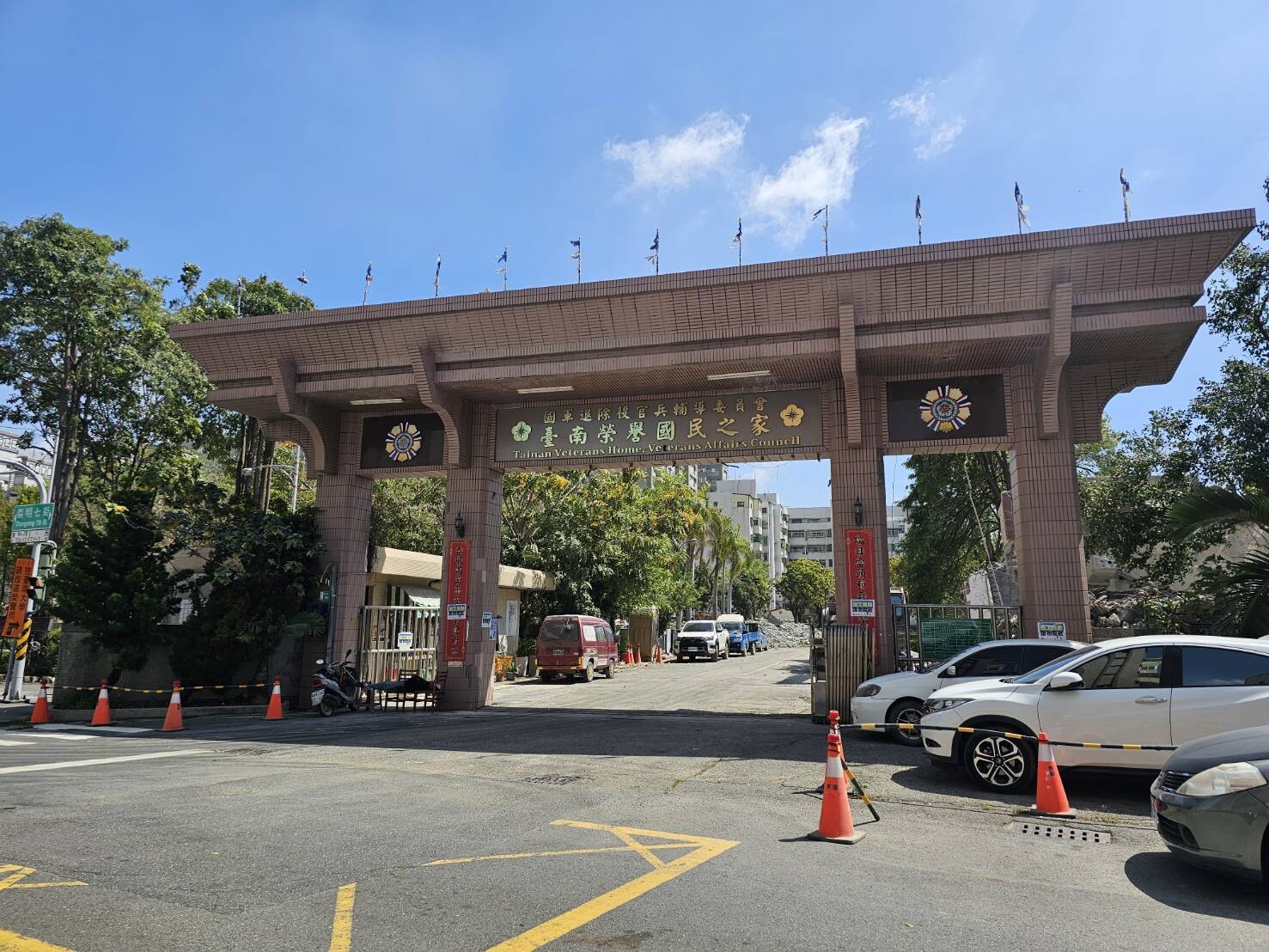 鄰近林森站的台南榮譽國民之家已經進行拆除作業，未來規畫停車場等設施，有助週邊站點發展。（圖／記者蘇茵慧）