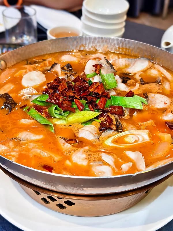 台北美食新亮點！彭園創始店「紅酸湯魚」酸辣飄香　發酵湯頭讓饕客連喝...