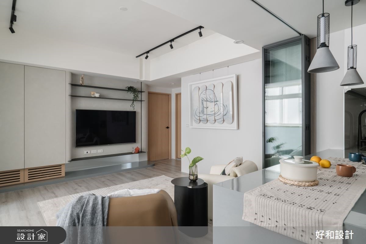 40年老屋逆齡重生！玻璃拉門創造空間層次，燈光與線條設計襯托畫作，打...