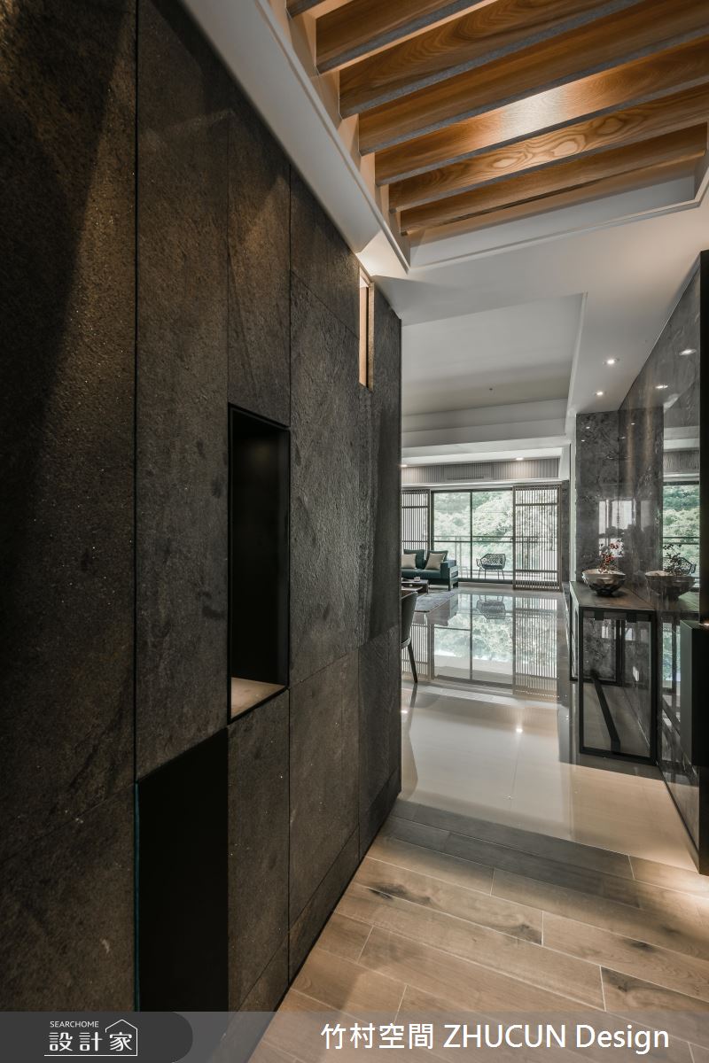 格柵間的恬然山景！高收納、東方感的三代同堂居家