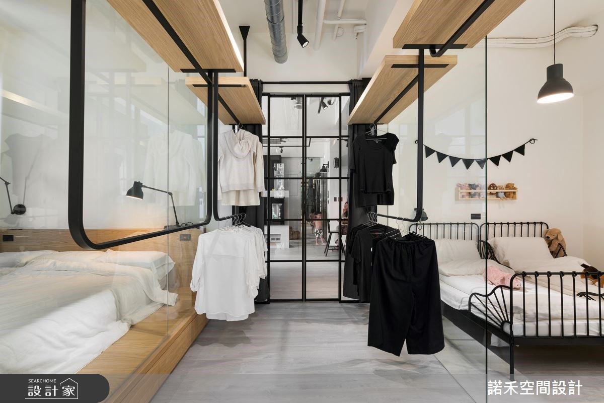 玻璃隔間串起廊道，採光清透亮