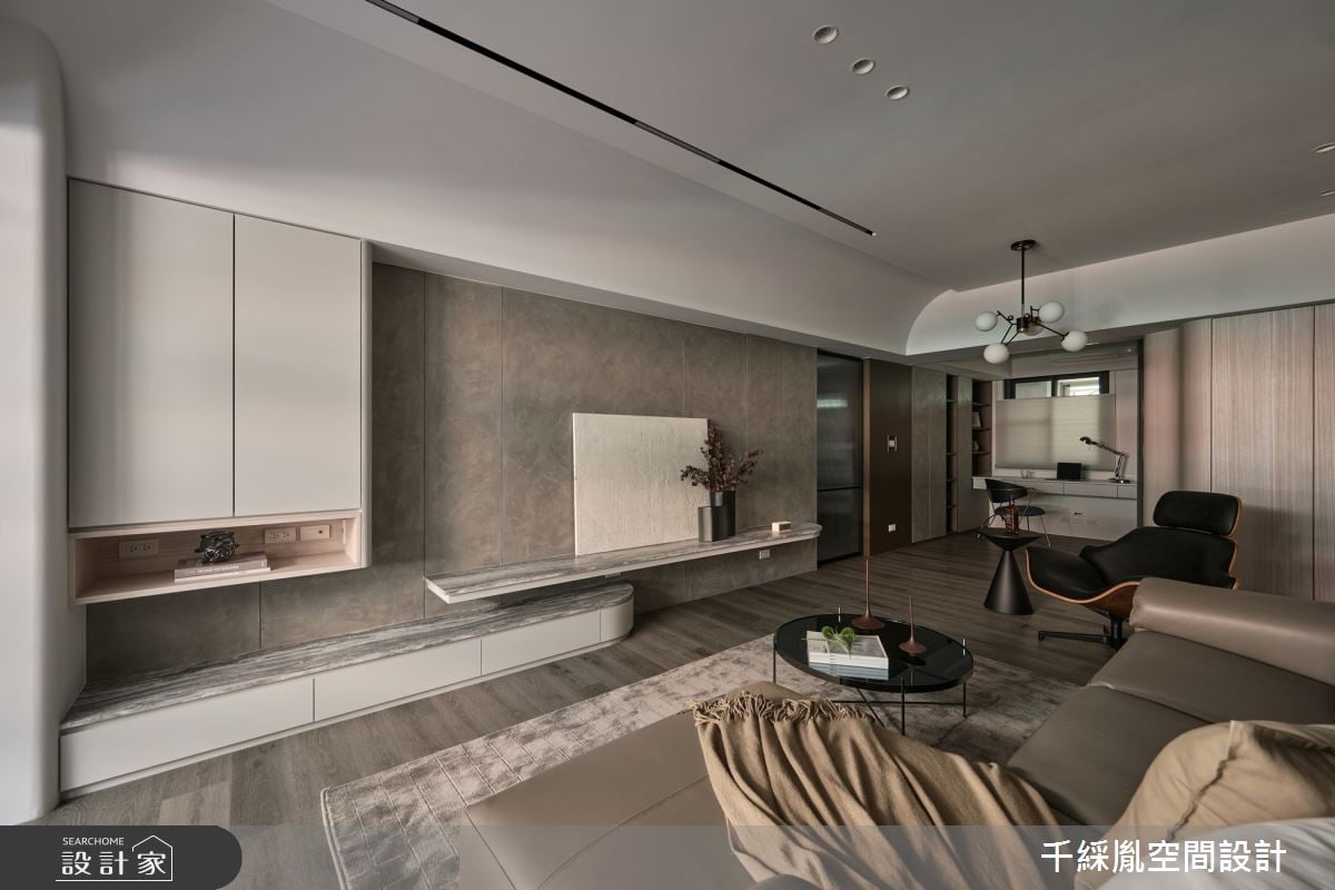 老屋蛻變人文質感現代宅！深色木紋延伸靜謐氣息，善用樑下置入收納，體...