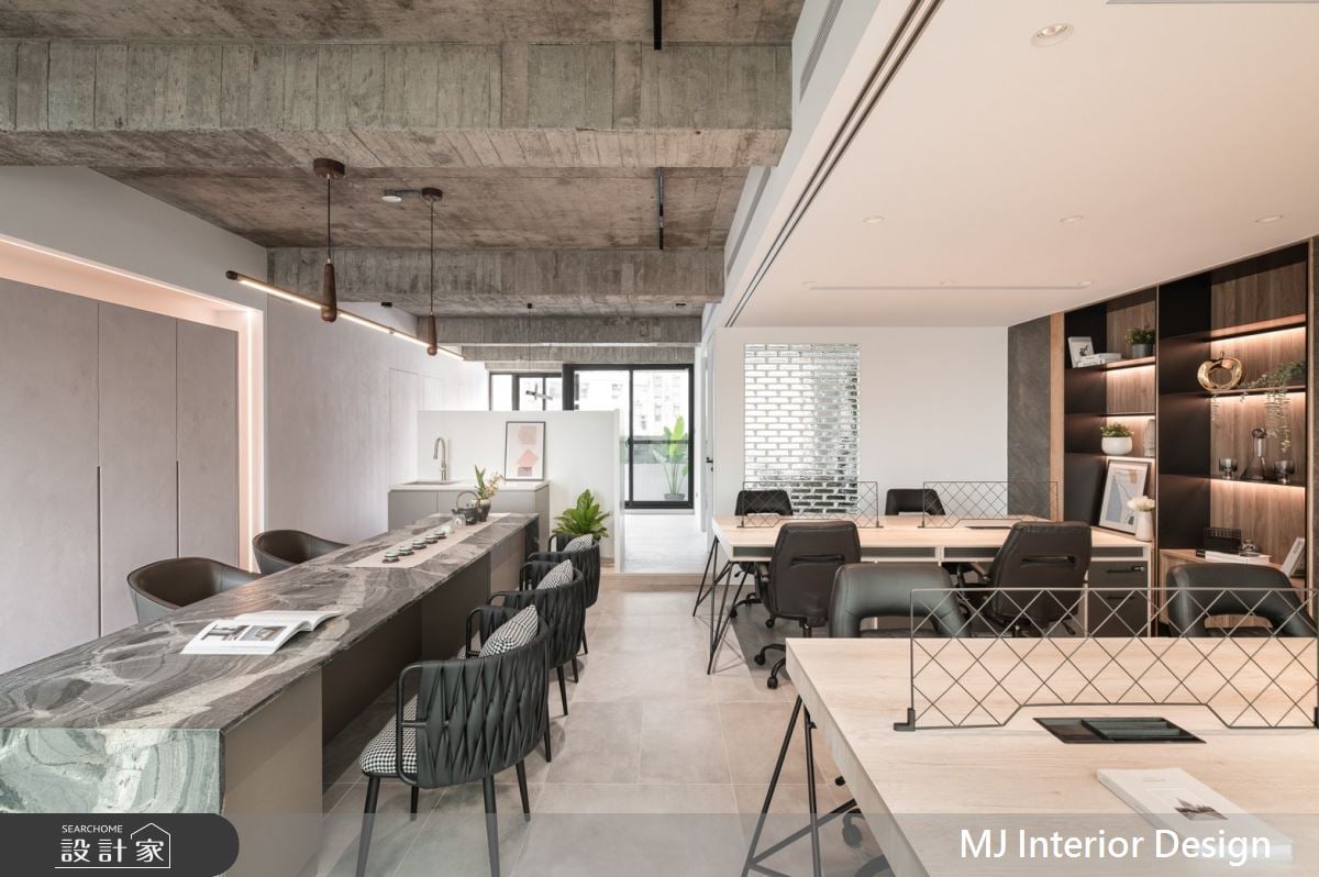 辦公室也能美得像攝影棚！大齡老屋蛻變成簡約俐落的現代風商空