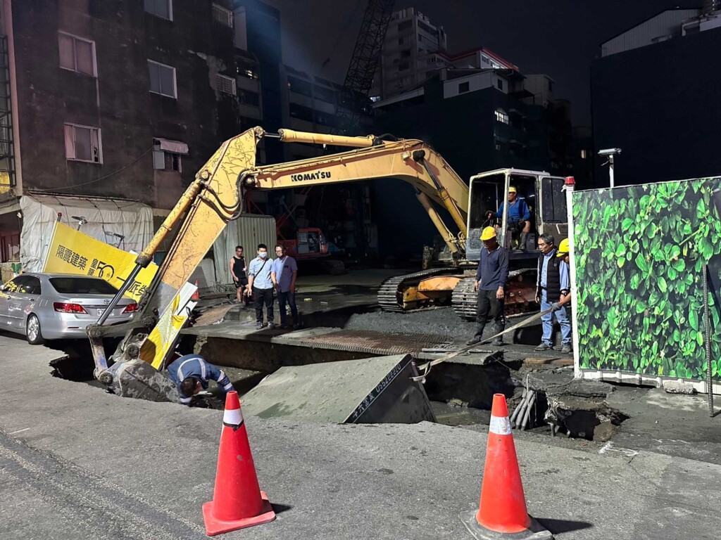 南市天坑吞車 救援吊車也翻覆