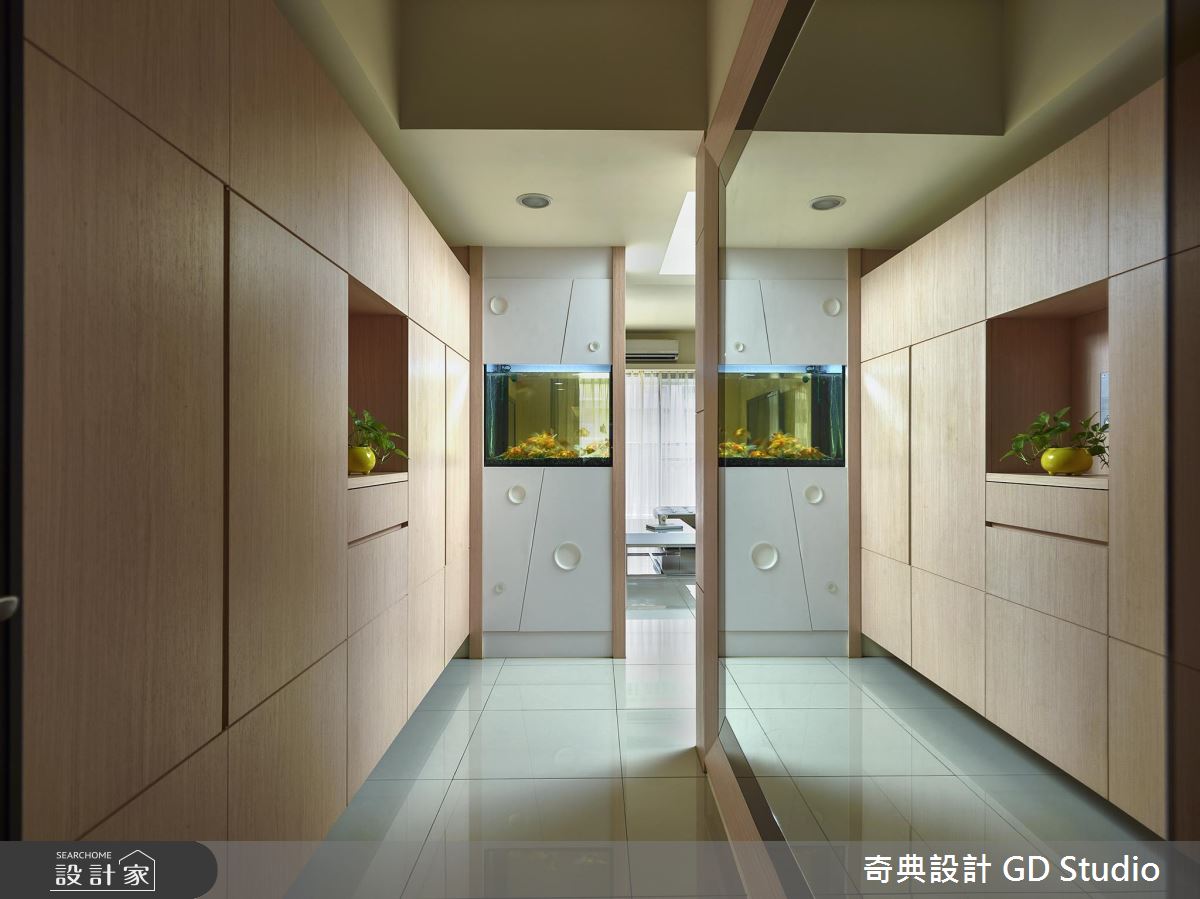 25 坪也有大器方正的好客廳！就用牆面延伸空間感