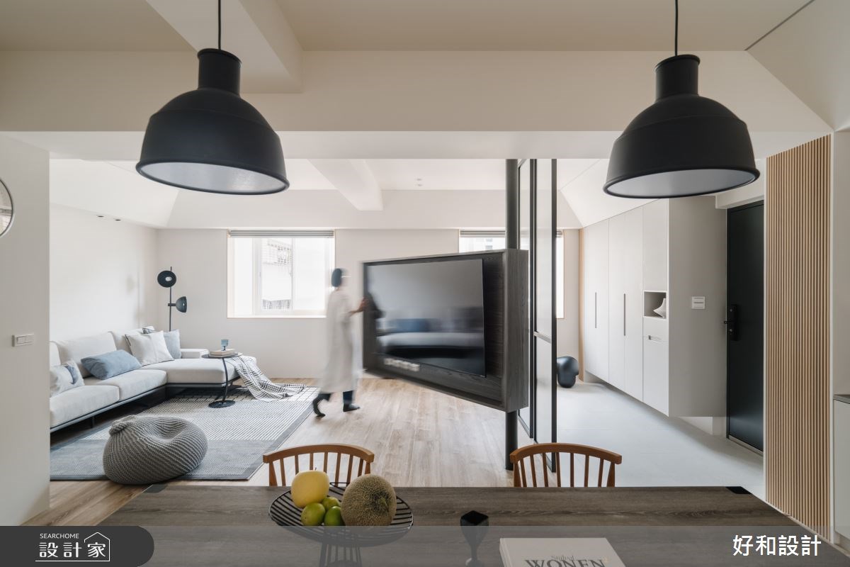 從壓迫老屋到開闊退休宅！旋轉電視解放客廳擁抱多元休閒空間，飯店級主...
