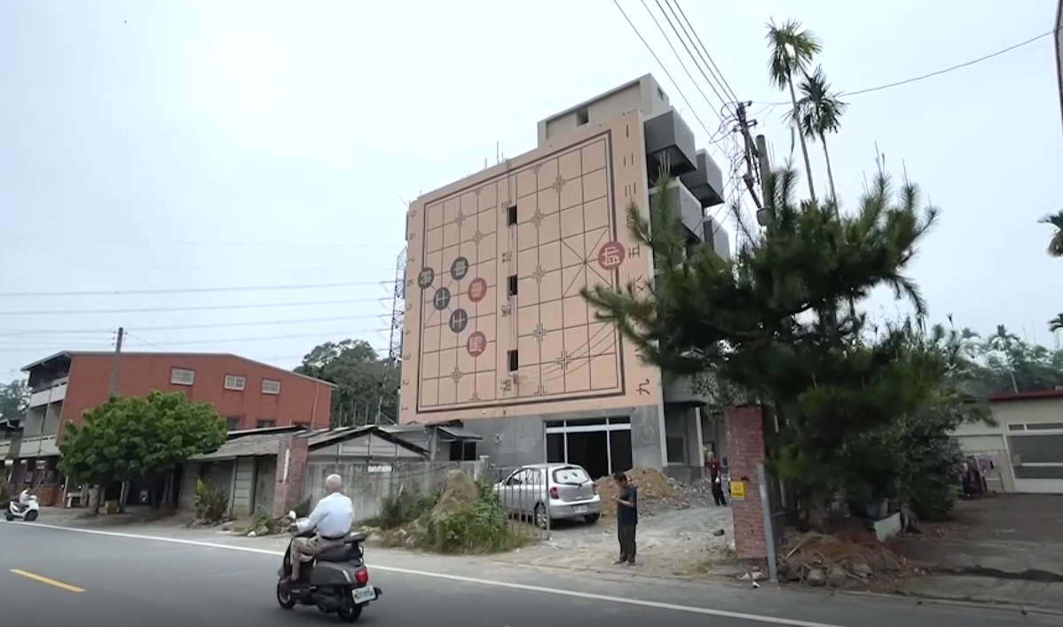 五樓外牆巨大棋盤！誰輸誰贏？屋主現身解答