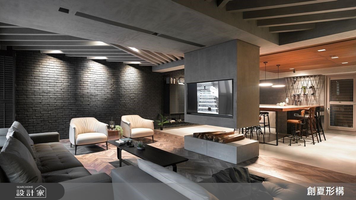 在家開派對！45 坪工業宅打造開放客餐廳、中島吧檯，敬我們的友誼和微醺...