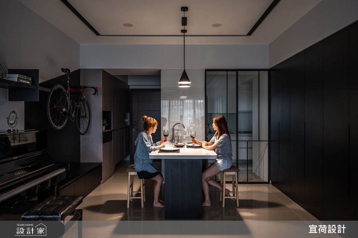 作息不同也能融洽相處！單車、珍藏名酒化身沈穩現代宅的天然景深