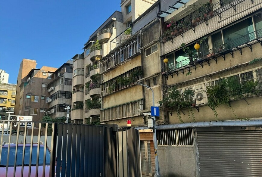 簽約後才知是漏水屋！前屋主竟對鄰居比「別說」手勢