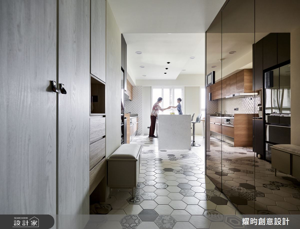 花磚與莫蘭迪色的優雅邂逅！北歐風親子宅喜迎百葉窗的陽光普照