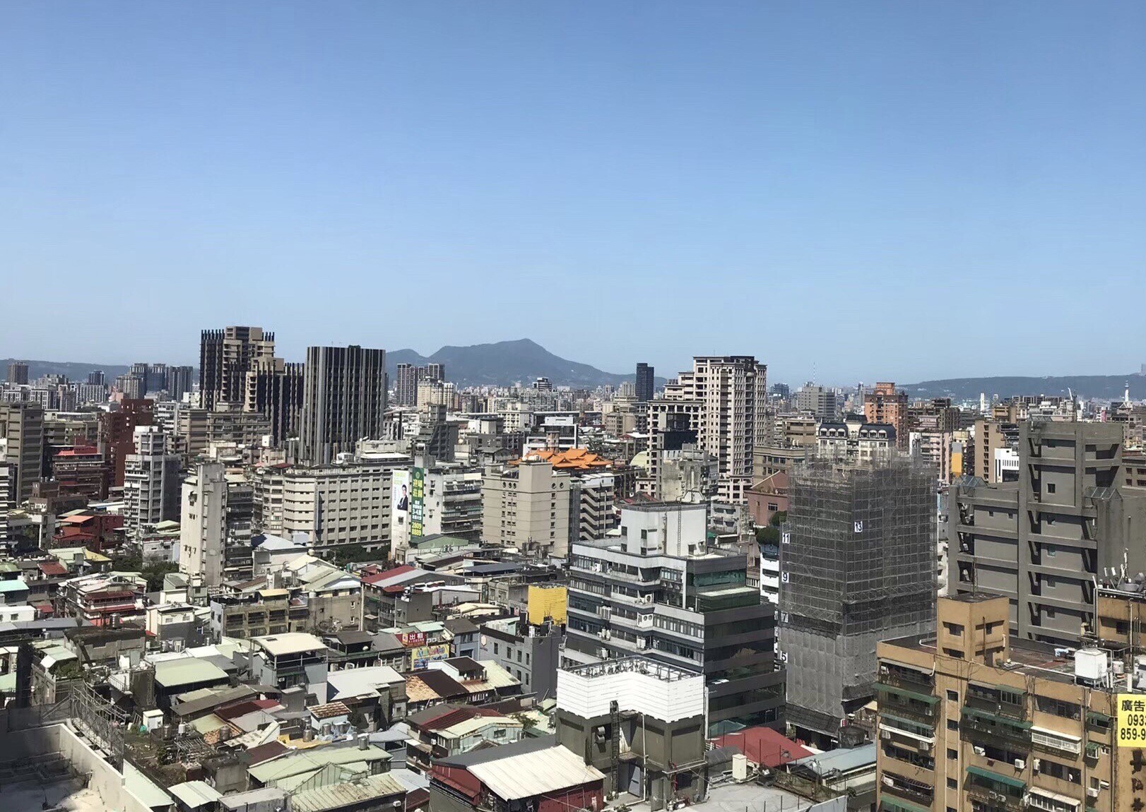 近年房產詐欺手法翻新，冒名賣屋、假買方誘導匯款頻傳。安新建經指出，高額交易已成詐騙鎖定目標，透過履約保證進行身分查驗與價金控管，為交易安全把關。