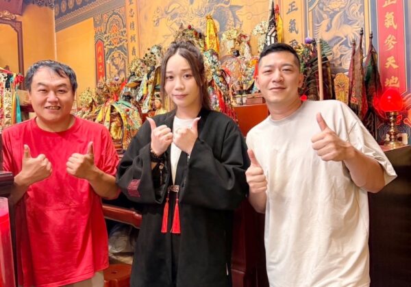 司徒建銘「鬼月」不畏禁忌   孝道精神掃墓追思