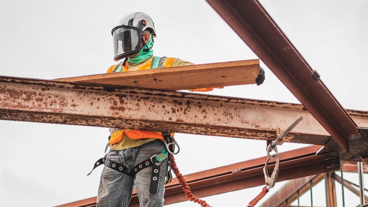 她月領33K！每天玩手機等下班超涼 內行證實「真的爽」網跪求：在哪裡