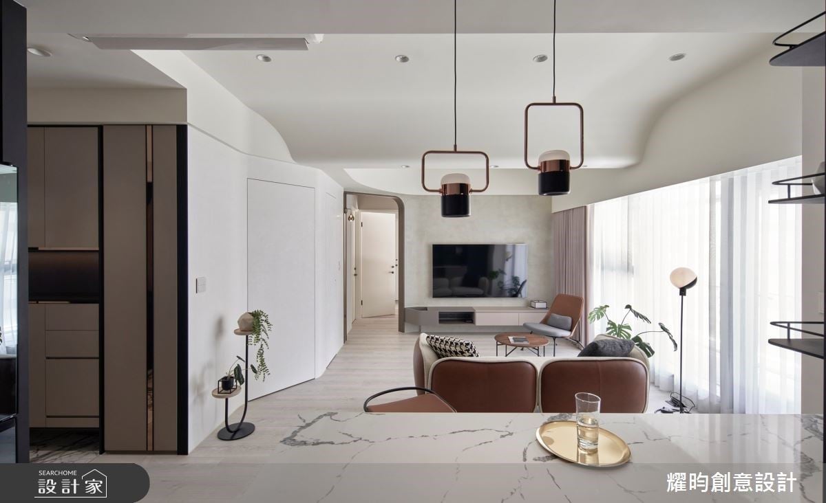 破解建商呆板格局，小資女25坪用對預算，斜切動線創造中島廚房與強大收納！