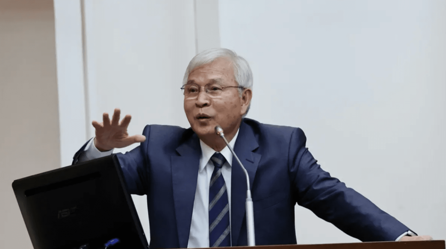不打房了？楊金龍一句「就到這裡」點燃營建股、9 檔衝漲停！專家急勸：...