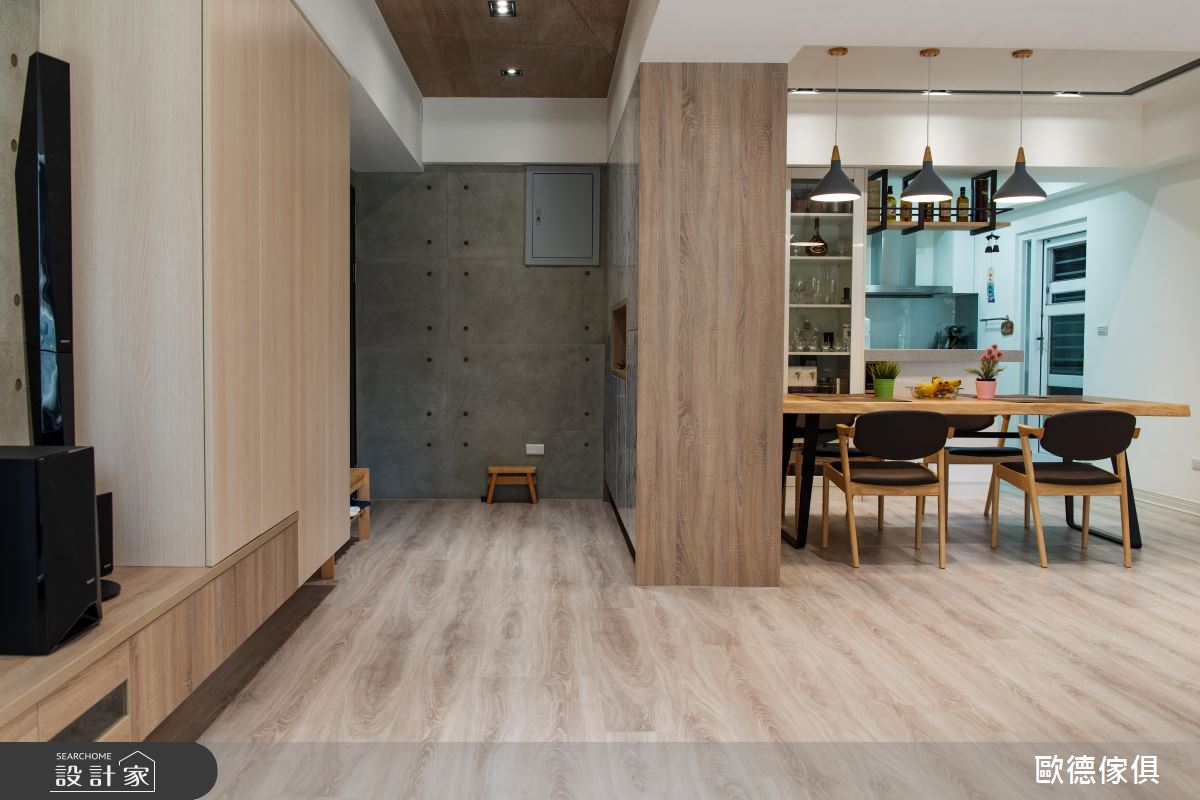 一櫃兩用的隔間妙招！50 坪老屋重整出閱讀大空間