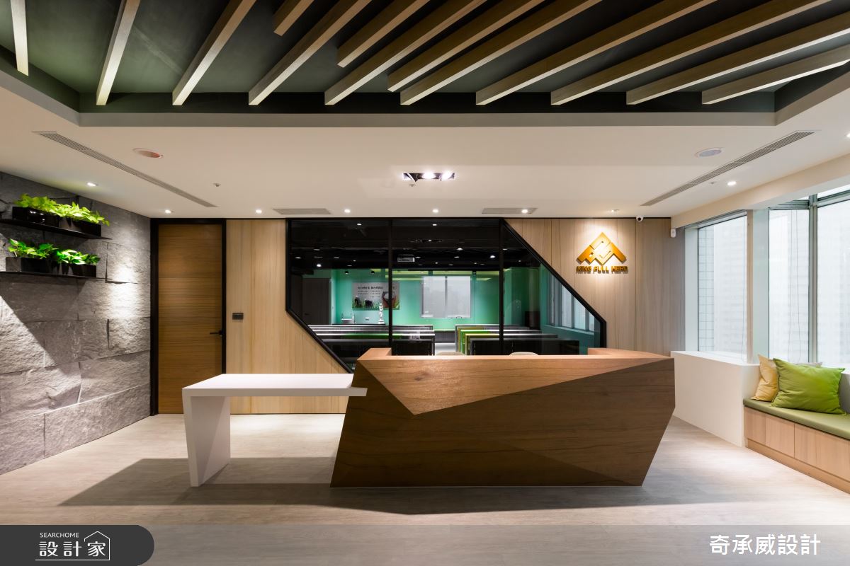 僅用一個月 打造 170 坪個性工業風多功能展演廳